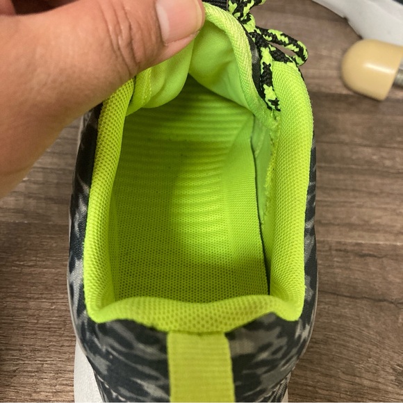 Nike Roshe Run Women’s Black and Gray Sneakers  Camouflage Design neón Yellow 5 - Picture 11 of 13